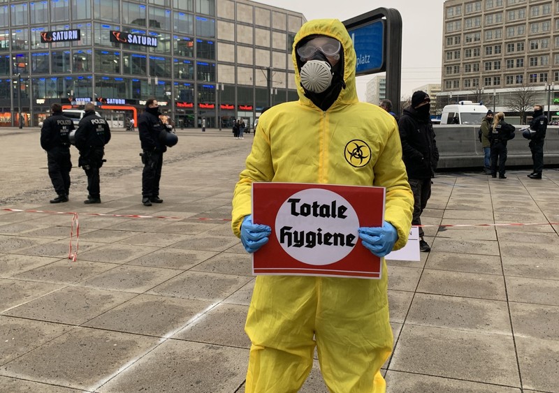 Protestatar în AlexanderPlatz față de restricțiile impuse din cauza pandemiei | Foto: Hepta