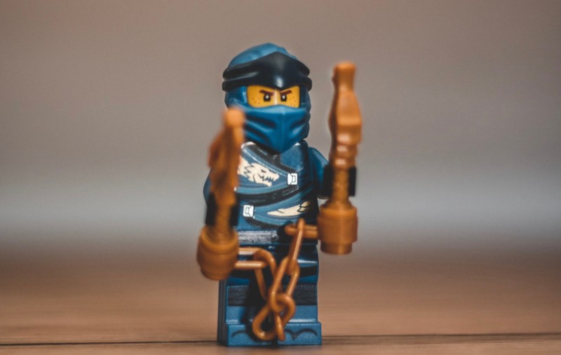 Poți să termini acest set LEGO Ninjago înainte ca micuțul tău ninja să adoarmă? Provocare acceptată!