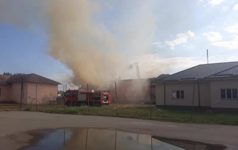 Incendiu la căminul cultural din comuna Găneasa, în județul Olt. În cladire se află și arhiva Primăriei