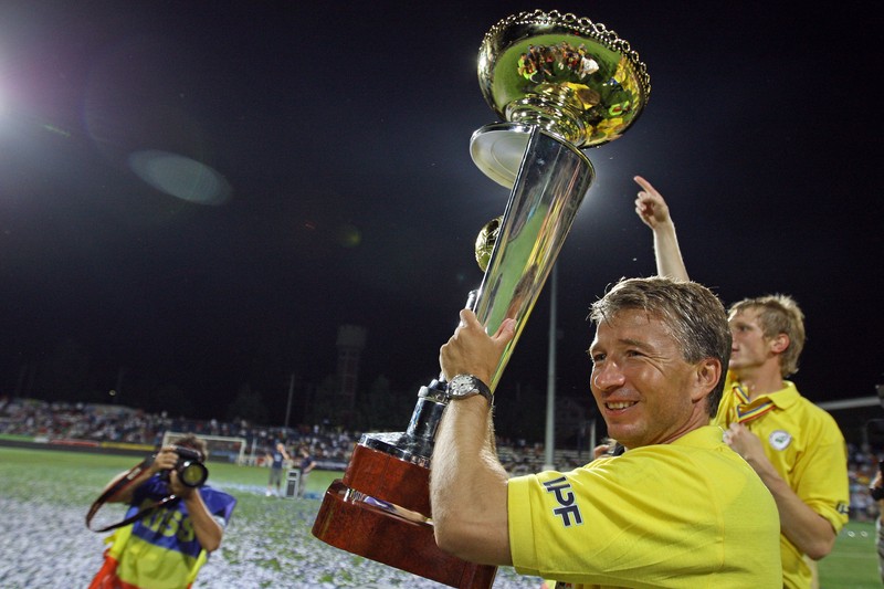 Meciul de fotbal dintre Unirea Urziceni si Steaua Bucuresti, miercuri 10 iunie 2009, in Bucuresti. In imagine, Dan Petrescu ridicand trofeul de campion.