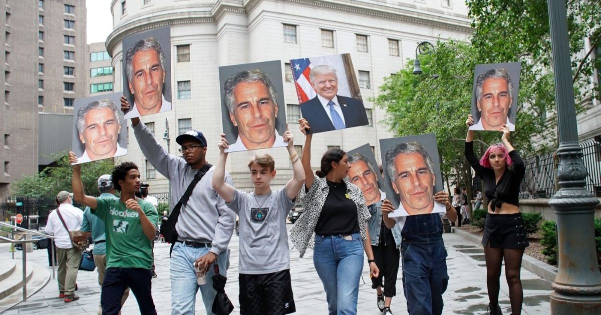 Oamenii țin în mâini fotografii ale lui Jeffrey Epstein și ale președintelui Donald Trump, în timp ce miliardarul Jeffrey Epstein așteapta audierea pentru eliberarea pe cauțiune, iulie 2019