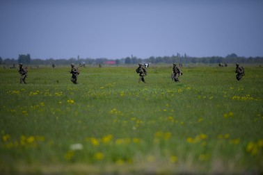 Militari participă la o secvență a exercițiului multinatțonal Swift Response 21/Defender Europe 21, ce include acțiuni de desant aerian executate de militari americani, polonezi, olandezi, germani și români, la Baza Aeriană de Instruire și Formare a Personalului Aeronautic "Aurel Vlaicu", de lângă localitatea Boboc, județul Buzău. Foto: Hepta