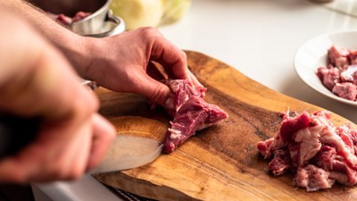 Kokoreç - delicatesa din mațe și organe de miel de lapte