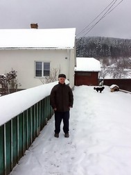 Nea Adolf, în curtea casei din Voievodeasa. Foto: Monitorul de Suceava