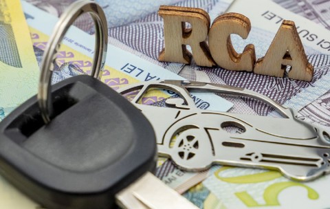 Conceptul de asigurare auto. Cheia mașinii, moneda românească (RON) și abrevierea pentru asigurare