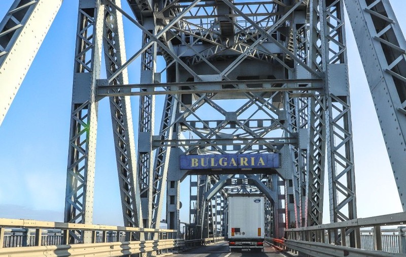 Imagine cu podul Prieteniei Giurgiu - Ruse. În imagini se vede și o plăcuță pe care scrie „Bulgaria”, dar și un TIR