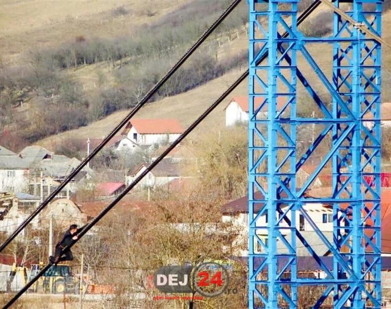 Spiderman de Cluj: Un tânăr s-a urcat pe cablurile unui pod din Dej