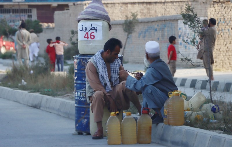 Rusia va vinde talibanilor combustibil și grâne ieftine, anunță ministrul comerțului și industriei din Afganistan