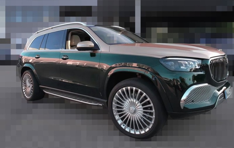 Un Mercedes-Maybach verde smarald parcat în fața unei clădiri