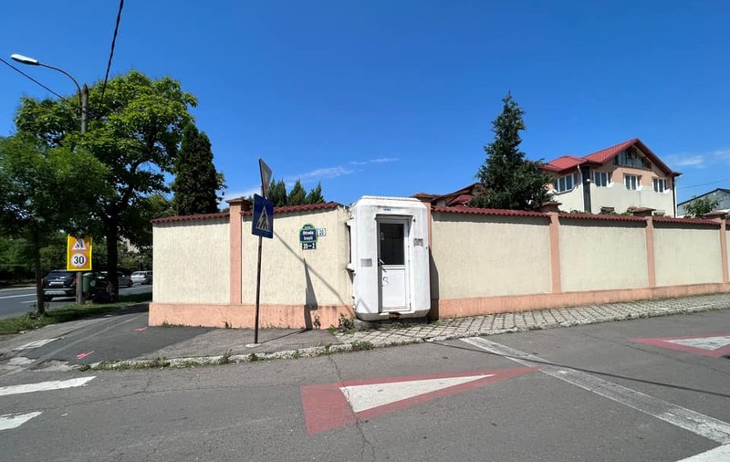 POZA ZILEI: „Inovația unui cetățean”. Un locuitor al sectorului 1 a zidit cabina de pază în gard