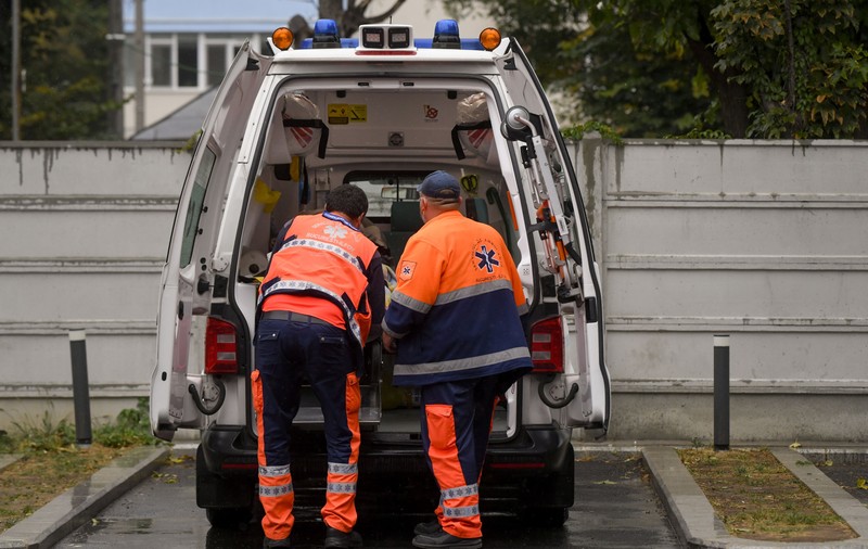 Șofer strivit de mașina de gunoi după ce a uitat să tragă frâna de mână, în Mureș