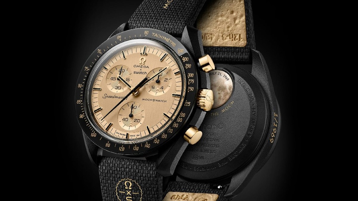 Ceas Omega Swatch Moonswatch, varianta cu carcasa si curea neagra, cadran su butoane din aur. Poza profesionala