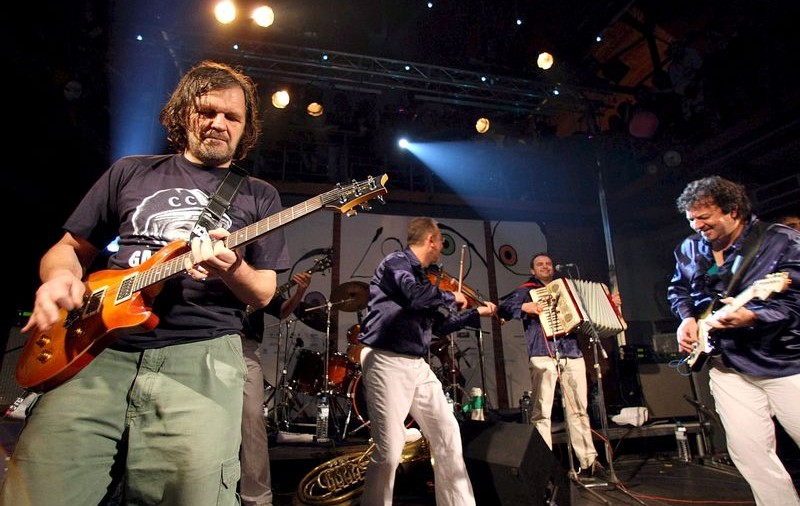 Emir Kusturica şi The No Smoking Orchestra în concert la Bucureşti 