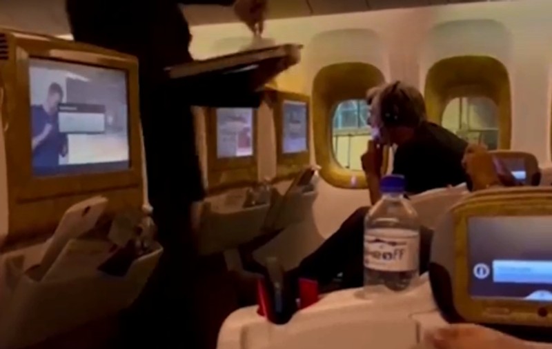 Imagini din avionul cu care Djokovic zboară din Australia spre Emiratele Arabe. Când ajunge în Serbia