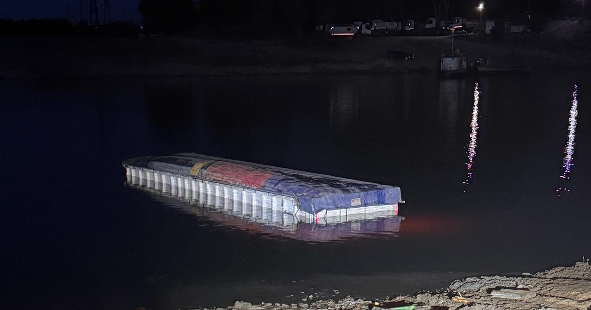 Bac-ul s-a scufundat în Dunăre cu un TIR plin cu floarea-soarelui. Foto ISU Brăila