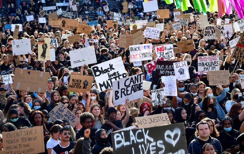Guvernul suedez le cere oamenilor să protesteze doar în spaţiul online, în timpul pandemiei de COVID-19