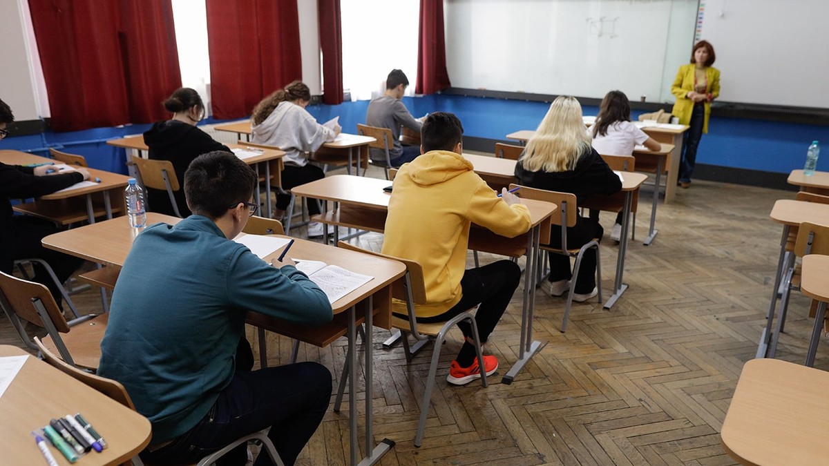 Elevi de clasa a VIII-a susțin simularea de examen național la proba scrisă de limbă română, la un centru de examen
