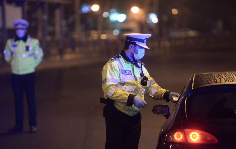 Trei persoane, prinse în trafic în timp ce transportau cadavrul unei femei de 93 de ani înfășurat într-un covor