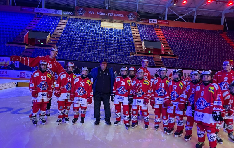 Cum am petrecut de ziua hocheiului elvețian pe gheața patinoarului din Rapperswil alături de 300 de copii: „Hop, Rappi!”
