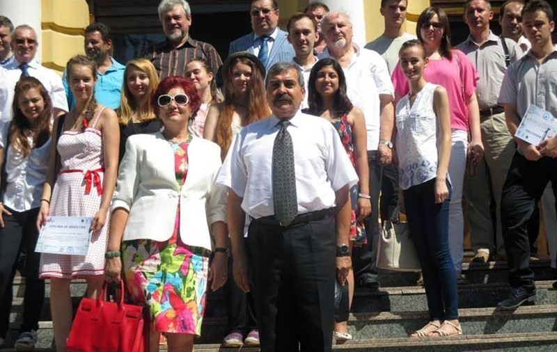 Eroii nevăzuți ai României. Profesorii pensionari din Iași care meditează gratuit copiii fără posibilități