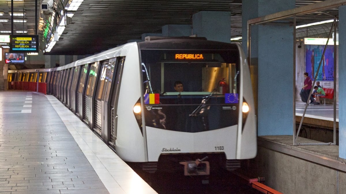 Tren de metrou oprit în stație la peron, având afișată pe panoul electronic frontal destinația „REPUBLICA”.