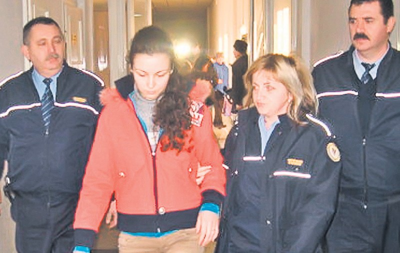 Carmen Bejan, medicinista criminală, se mărită în rochie albastră