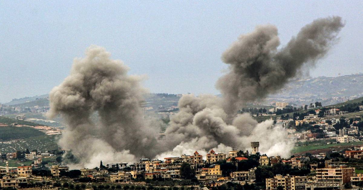 Fum dens se ridică din zonele bombardate de forțele israeliene din orașul Khiam, situat la granița cu Libanul de sud.