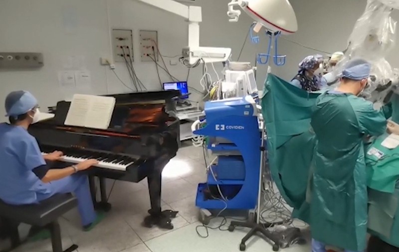 VIDEO | Un băiat din Italia a fost operat de cancer, pe acorduri de pian. Medic: “A fost o experiență magică”
