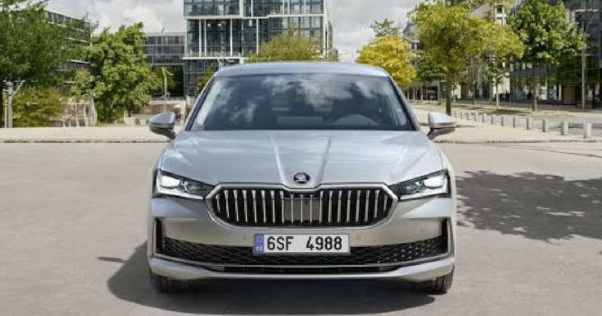 Fata masinii skoda superb gri