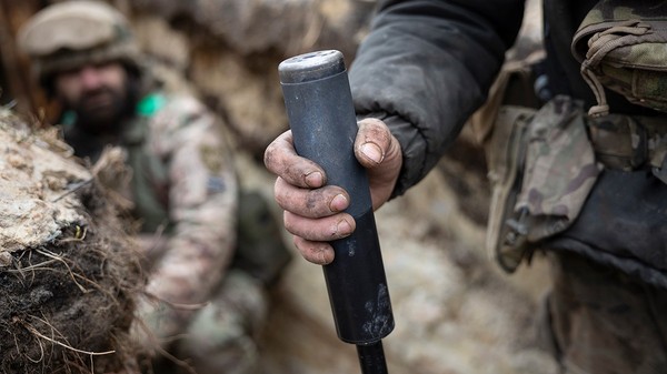 Soldat cu grenadă în mână