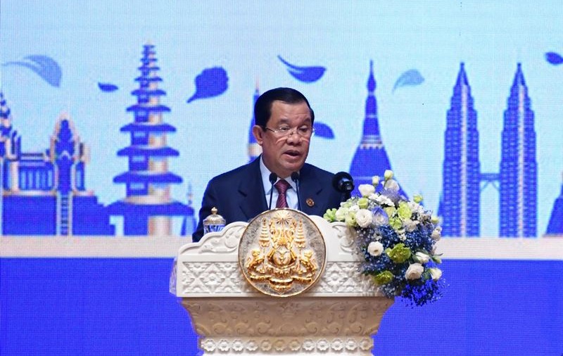 Premierul din Cambodgia și-a dat demisia după 38 de ani de mandat. Cui îi va preda postul