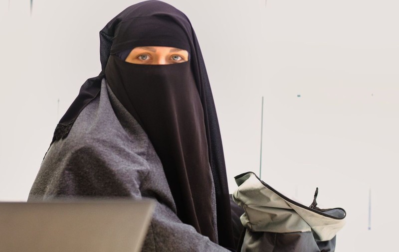 O țară cu populație majoritar musulmană a interzis purtarea niqabului şi burqa în public