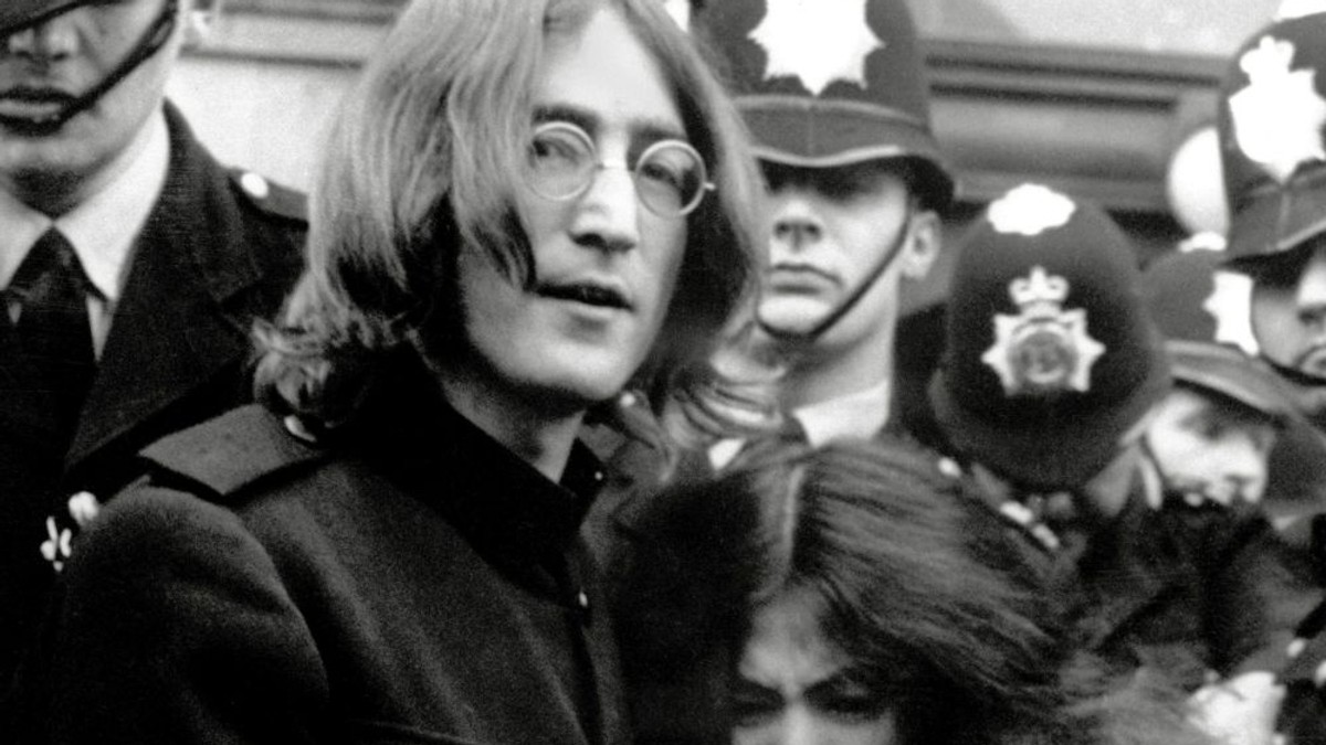 Ucigaşul lui John Lennon s-a rugat să nu apese pe trăgaci