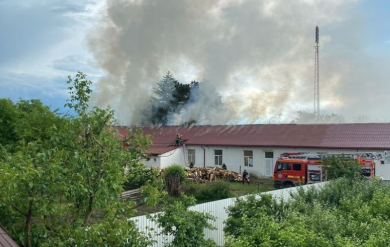 Incendiu la o școală din Vrancea: peste 30 de elevi și profesori s-au evacuat în siguranță