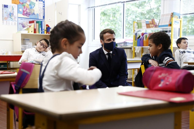 Președintele Emmanuel Macron s-a întâlnit cu copiii din clasele mici