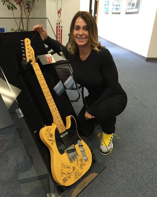 Legendara gimnastă Nadia Comăneci a primit cadou, de ziua ei, ^o chitară cu autografele celebrei trupe rock Rolling Stones / GALERIE FOTO