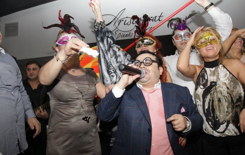 EXCLUSIV/ Adrian Minune a cântat manele costumat, la un carnaval!