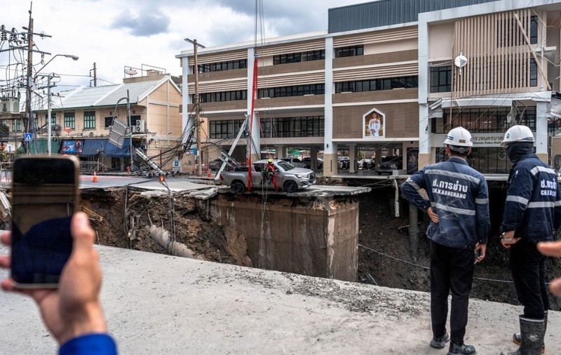 Crater uriaș de 50 de metri în fața unui spital din Bangkok. Mii de oameni evacuați de urgență