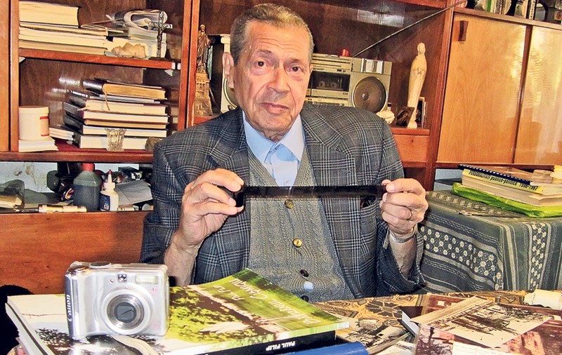 Paul Filip, unul dintre cei mai bătrâni fotografi din Capitală, face poze în Bucureşti de 61 de ani
