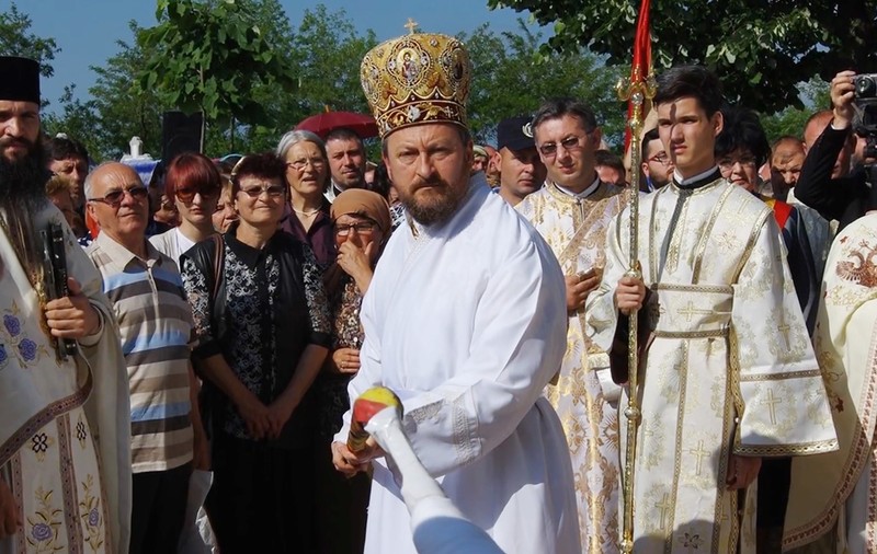 Opt ani de închisoare pentru fostul episcop de Huși, Corneliu Onilă, după ce a violat mai mulți elevi de la seminarul ortodox. Reacția Episcopiei