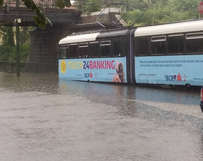Haos total în Timișoara, după o ploaie torențială | La Cluj, DN1 și circulația feroviară au fost blocate