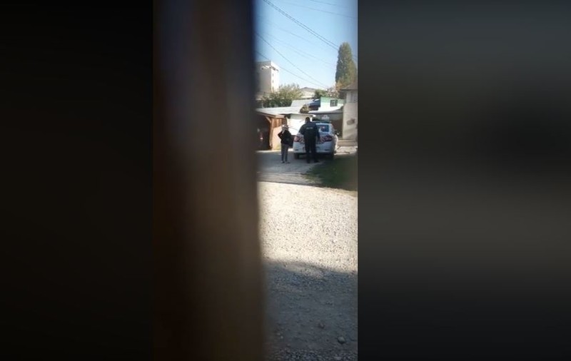 VIDEO/ Femeie din Voluntari bruscată de un polițist în timp ce o legitima! „Vrei să te bag în portbagaj, așa bătrână cum ești?”