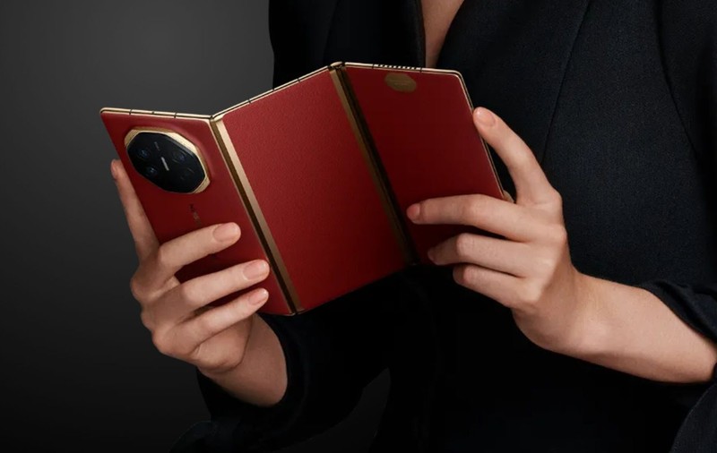 Huawei a lansat primul telefon pliabil în trei părți din lume. Reacții în China în legătură cu prețul de vânzare anunțat de producător