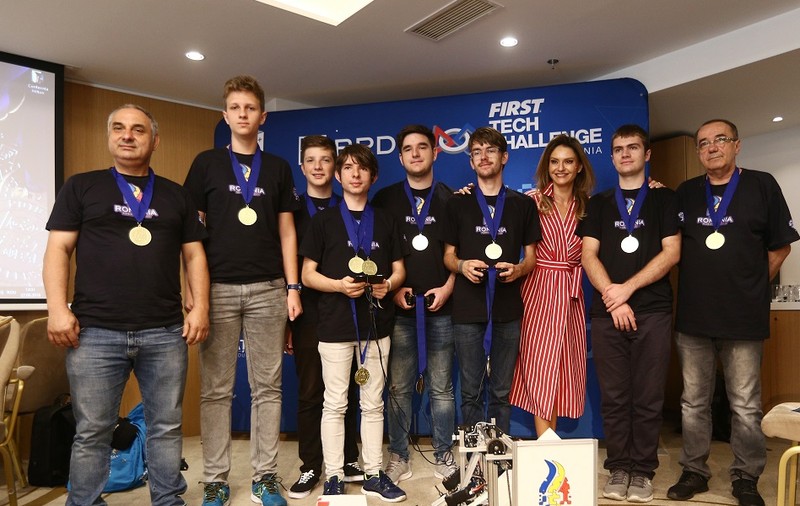 Olimpicii români la Robotică: “Adversarii noștri nici nu auziseră de România. Acum vor să vină la Hunedoara”