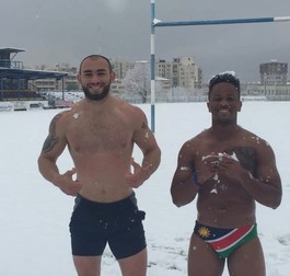 O baie cu zăpadă