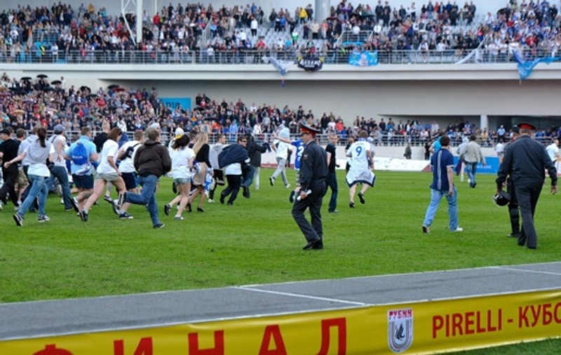 VIDEO / Imagini dure! Dinamoviștii, luaţi la bătaie de fani!