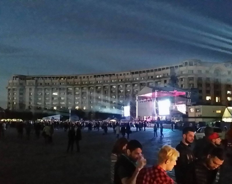 iMapp 2016. Spectacol în Piața Constituției. 104 de proiectoare schimbă faţada Palatului Parlamentului