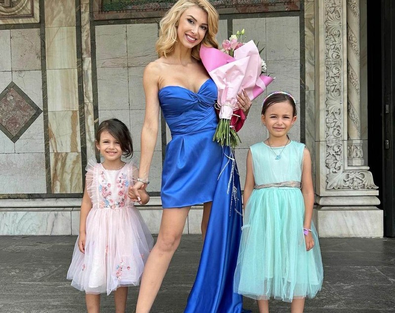 Andreea Antonescu și-a botezat fetița, pe Venice Victoria. Cum a apărut îmbrăcată cântăreața la biserică