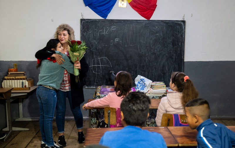 REPORTAJ. Cum a început anul școlar pentru elevii dintr-un sat din nordul Moldovei: romii învață în casă de chirpici, cu WC-ul în curte, românii, în școală cu toalete moderne