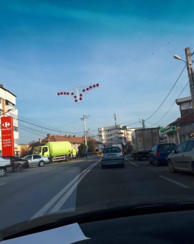 Filiași, decorat de Sărbători cu “chiloți” luminoși. Primarul spune că ar fi trebuit să fie un tunel luminos| FOTO